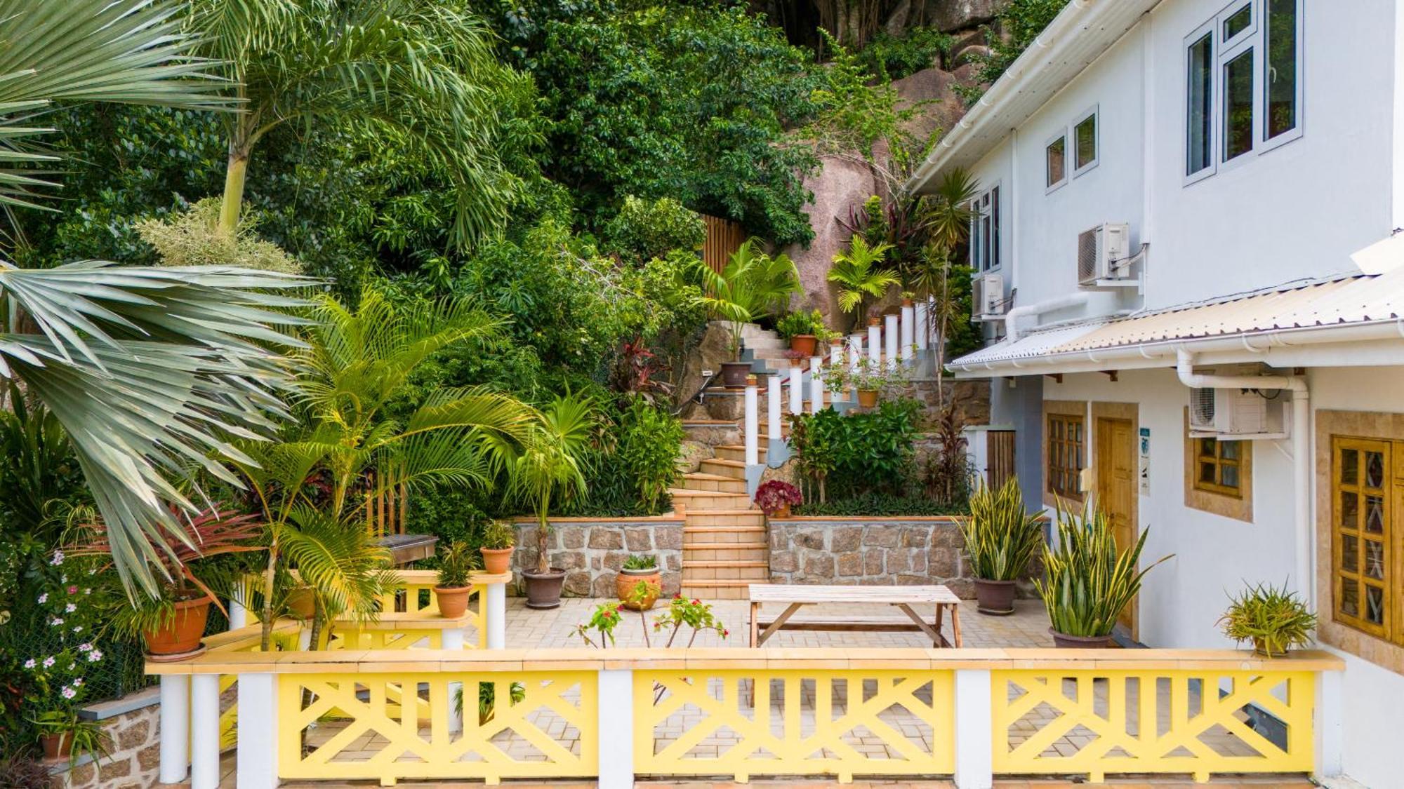 Cavern Apartments Baie Sainte Anne Exterior foto