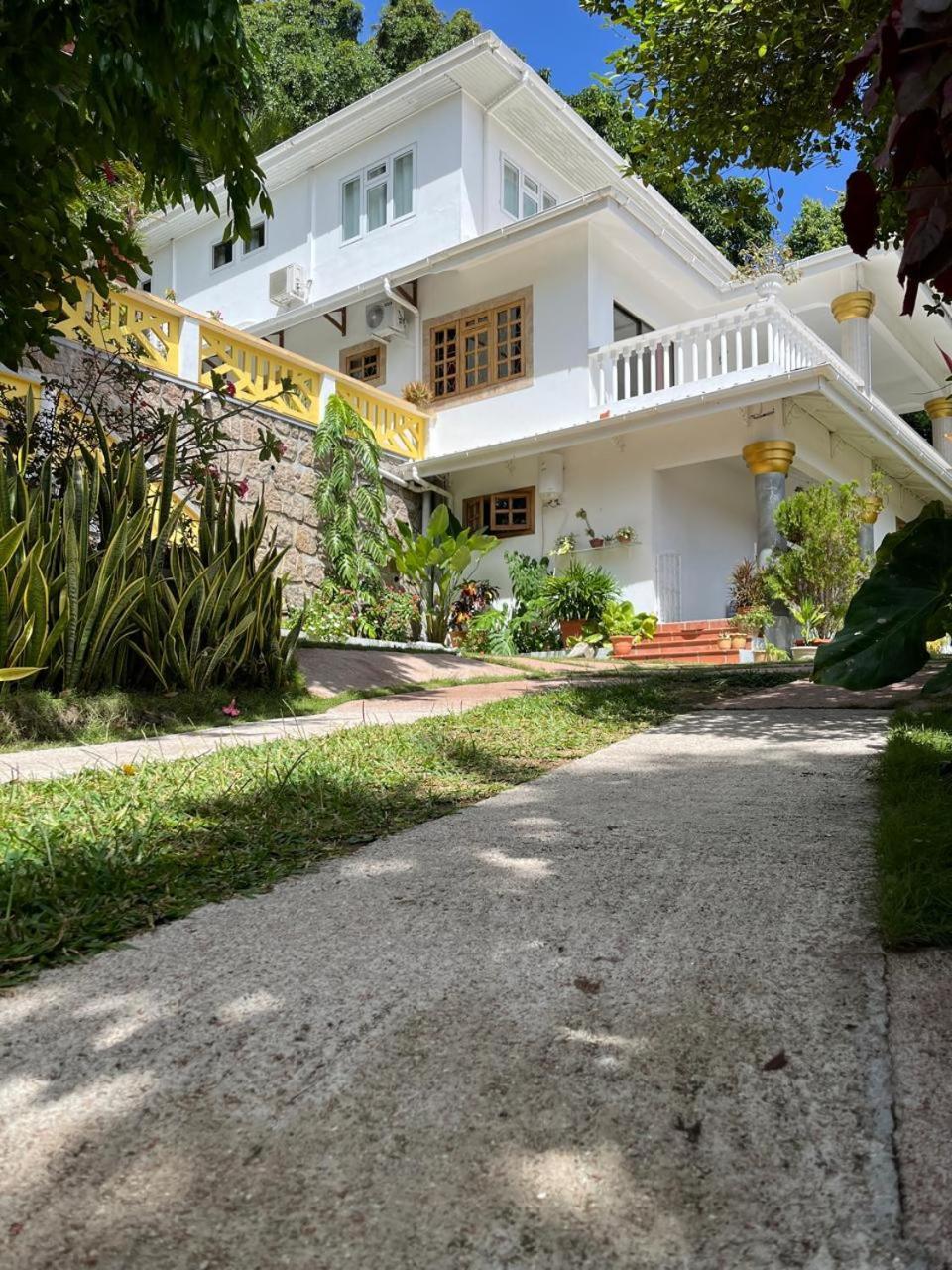 Cavern Apartments Baie Sainte Anne Exterior foto