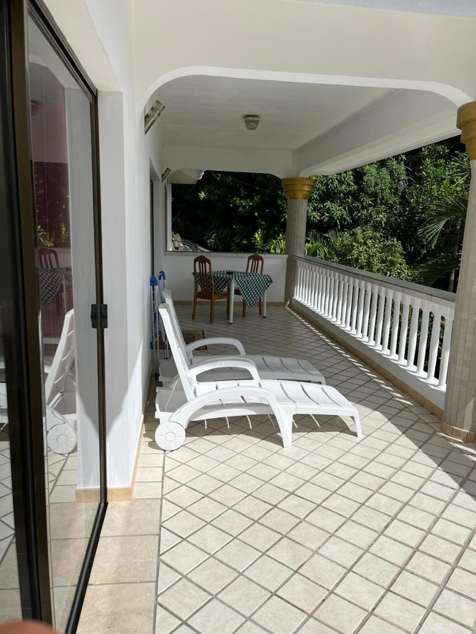 Cavern Apartments Baie Sainte Anne Exterior foto