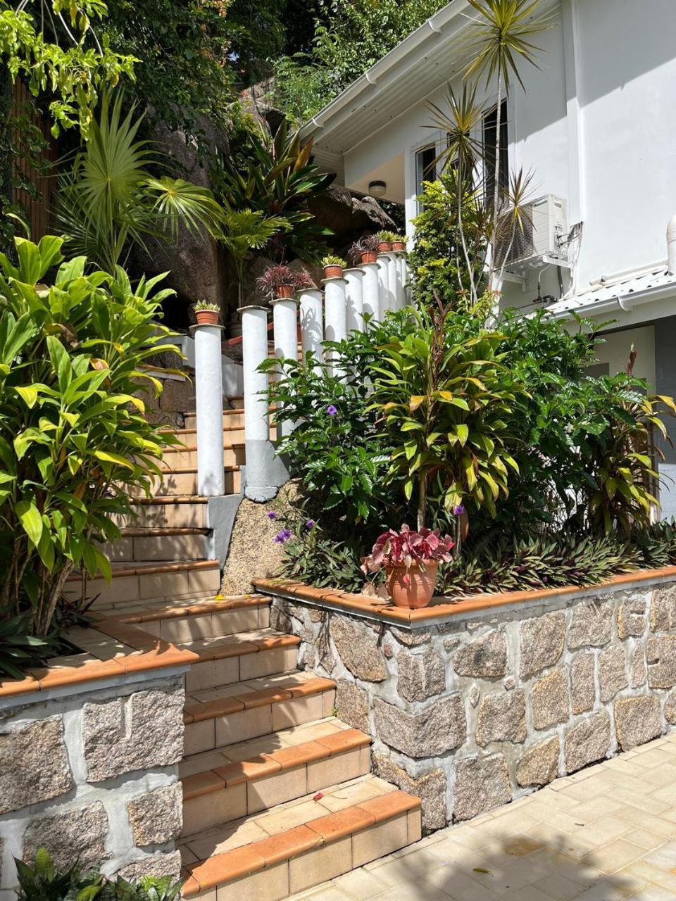 Cavern Apartments Baie Sainte Anne Exterior foto